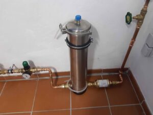 Evodrop Hausfilter im Edelstahlgehäuse an der Hauptleitung