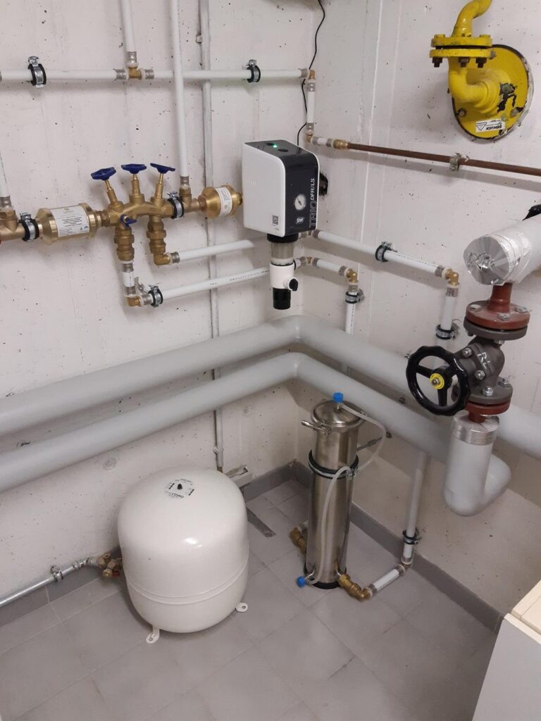 Evodrop, UMH und SYR Leckageschutz im Technikraum in Bad Vöslau, montiert von Wassertechnik Unger