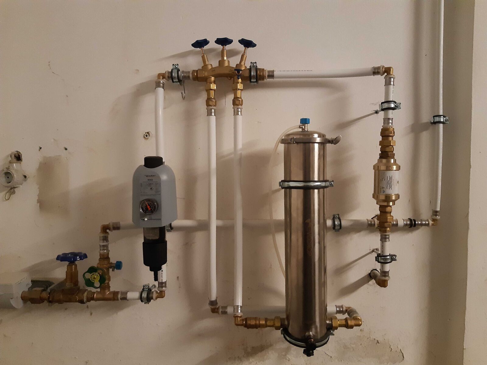 Evodrop Hausfilter mit UMH Master und Umgehung sauber an der Wand im Technikraum, Einbau von Wassertechnik Unger
