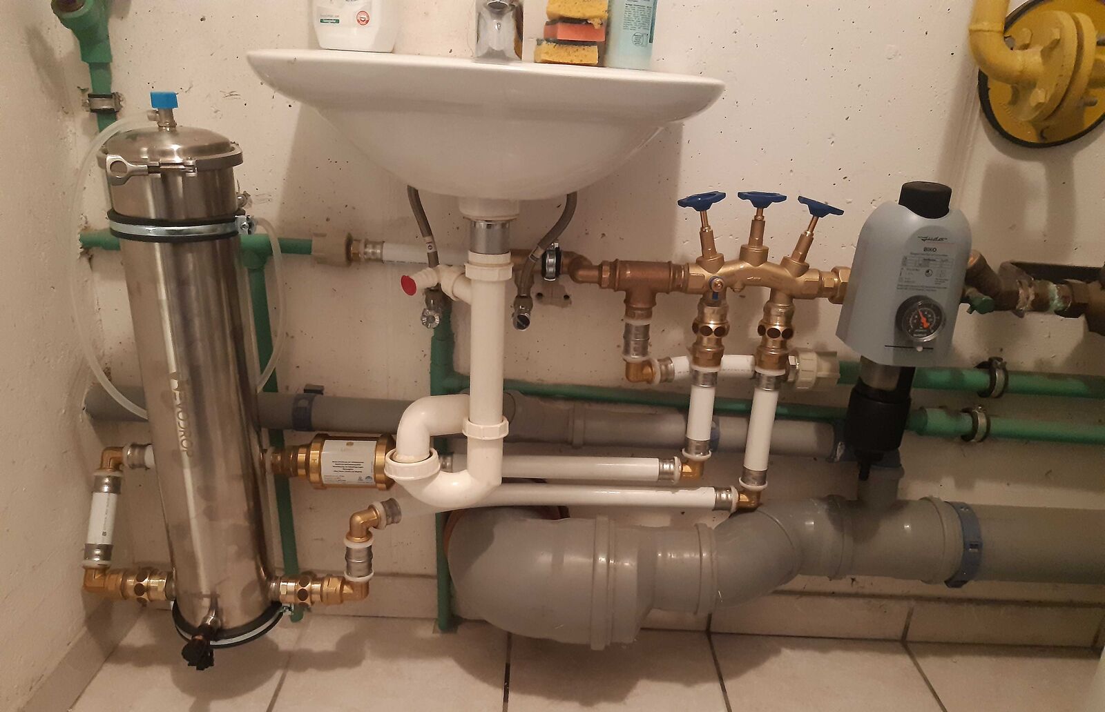 Evodrop Hausfilter mit UMH Master platzsparend im Waschraum neben dem Becken, Einbau von Wassertechnik Unger