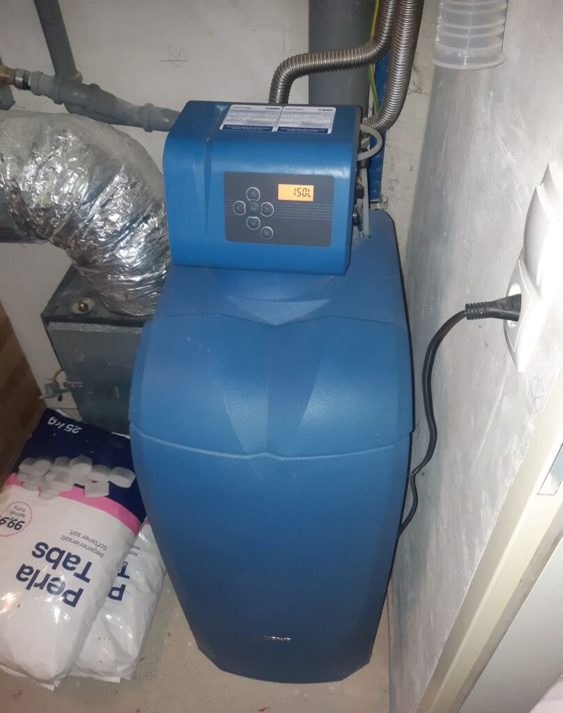 BWT Enthärtungsanlage mit Regeneriersalz in Klosterneuburg bei 19 °dH, eingebaut von Wassertechnik Unger