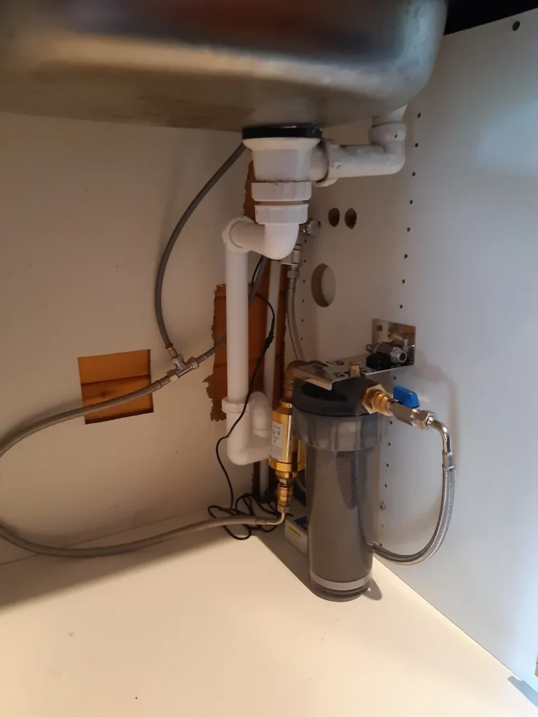 Untertischfilter mit UMH Belebung unter der Küchenspüle in Traiskirchen, eingebaut von Wassertechnik Unger