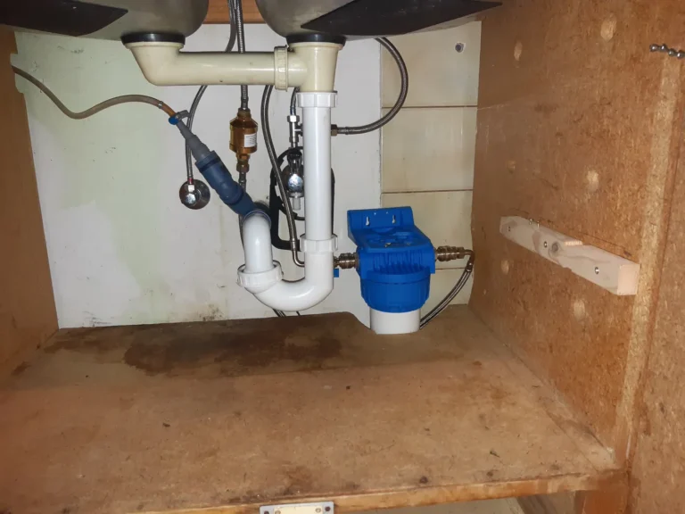 Untertischfilter mit UMH Belebung unter der Küchenspüle in Wien Meidling, eingebaut von Wassertechnik Unger