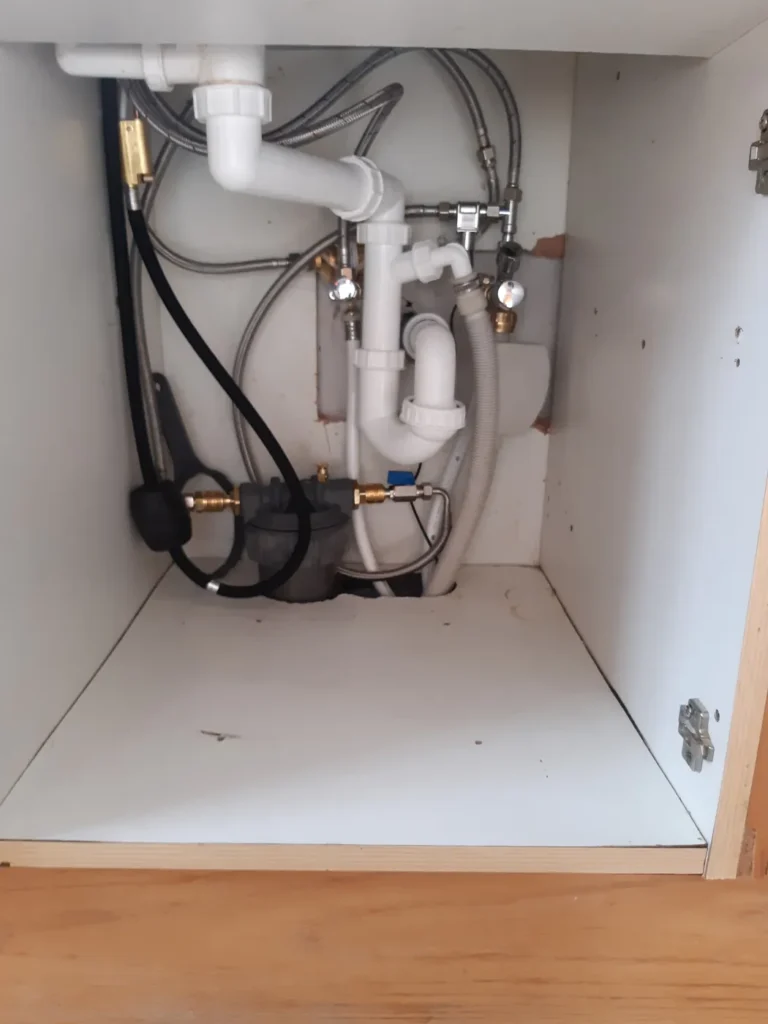 Untertischfilter mit UMH Belebung unter der Küchenspüle in Baden, eingebaut von Wassertechnik Unger