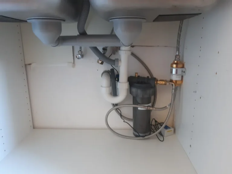Untertischfilter mit UMH Belebung unter der Küchenspüle in Baden, eingebaut von Wassertechnik Unger