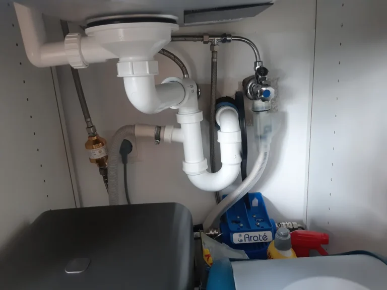Untertischfilter mit UMH Belebung unter der Küchenspüle in Kottingbrunn, eingebaut von Wassertechnik Unger