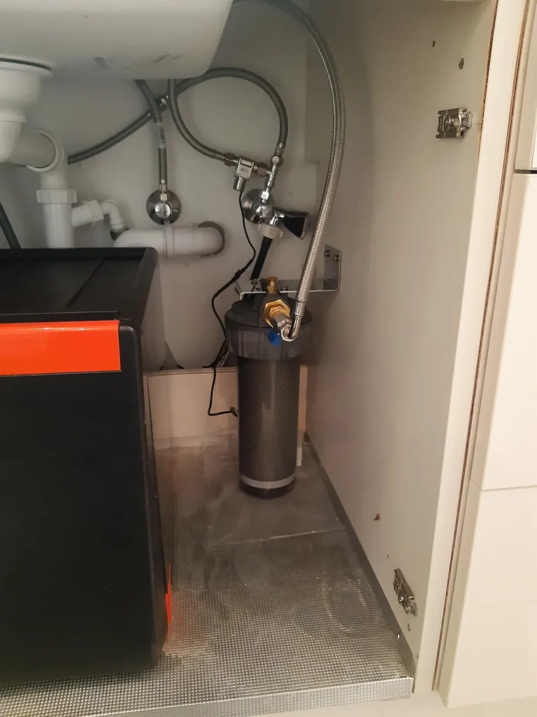 Untertischfilter mit UMH Belebung unter der Küchenspüle in Mödling, eingebaut von Wassertechnik Unger
