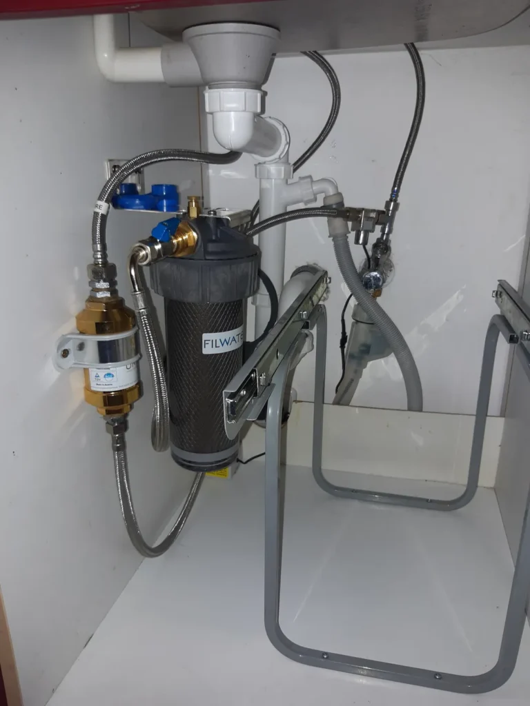 Untertischfilter mit UMH Belebung unter der Küchenspüle in Mödling, eingebaut von Wassertechnik Unger