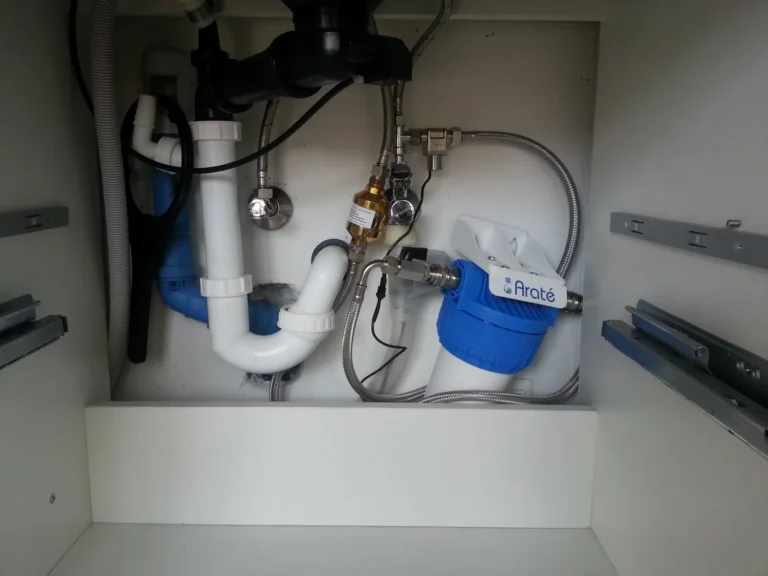 Untertischfilter mit UMH Belebung unter der Küchenspüle in Mödling, eingebaut von Wassertechnik Unger