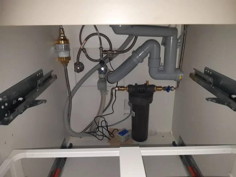 Untertischfilter mit UMH Belebung unter der Küchenspüle in Mödling, eingebaut von Wassertechnik Unger