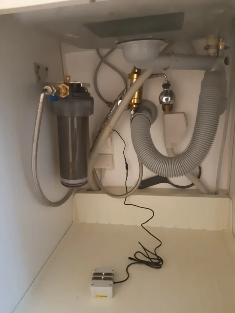 Untertischfilter mit UMH Belebung unter der Küchenspüle in Perchtoldsdorf, eingebaut von Wassertechnik Unger