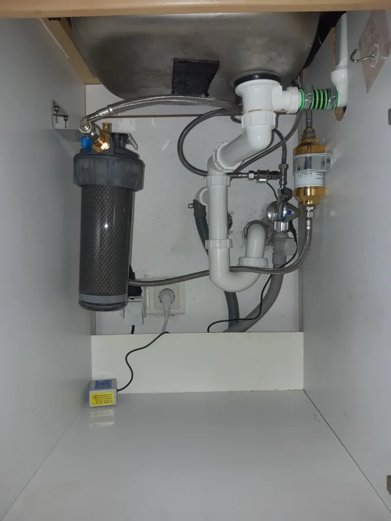 Untertischfilter mit UMH Belebung unter der Küchenspüle in Wien Brigittenau, eingebaut von Wassertechnik Unger
