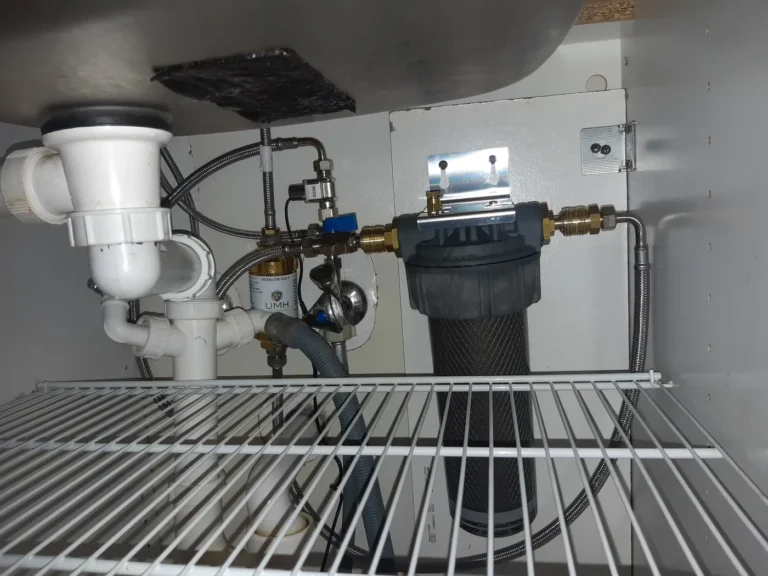 Untertischfilter mit UMH Belebung unter der Küchenspüle in Wien Brigittenau, eingebaut von Wassertechnik Unger