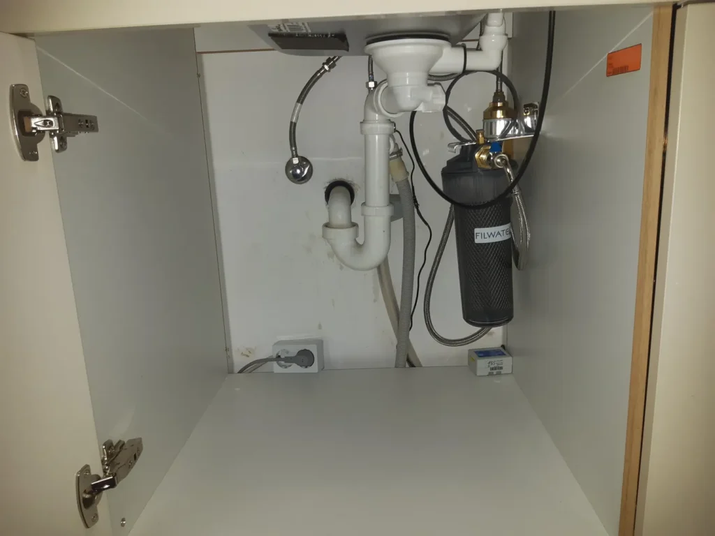 Untertischfilter mit UMH Belebung unter der Küchenspüle in Wien Döbling, eingebaut von Wassertechnik Unger