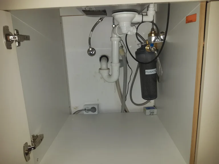 Untertischfilter mit UMH Belebung unter der Küchenspüle in Wien Döbling, eingebaut von Wassertechnik Unger