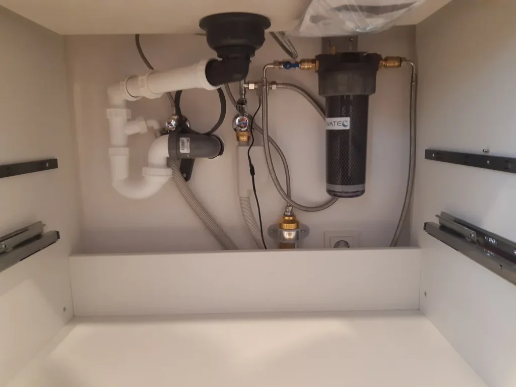 Untertischfilter mit UMH Belebung unter der Küchenspüle in Wien Floridsdorf, eingebaut von Wassertechnik Unger