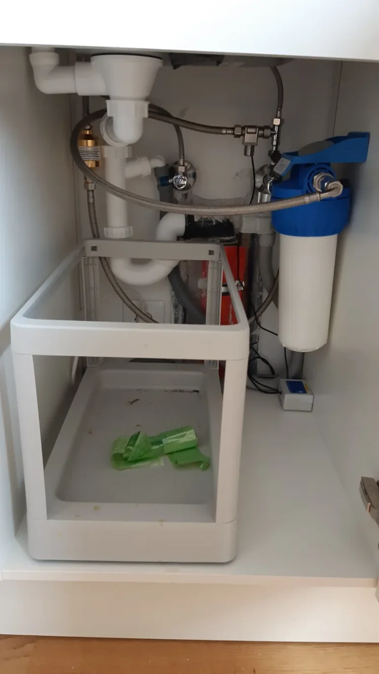 Untertischfilter mit UMH Belebung unter der Küchenspüle in Wien Hernals, eingebaut von Wassertechnik Unger