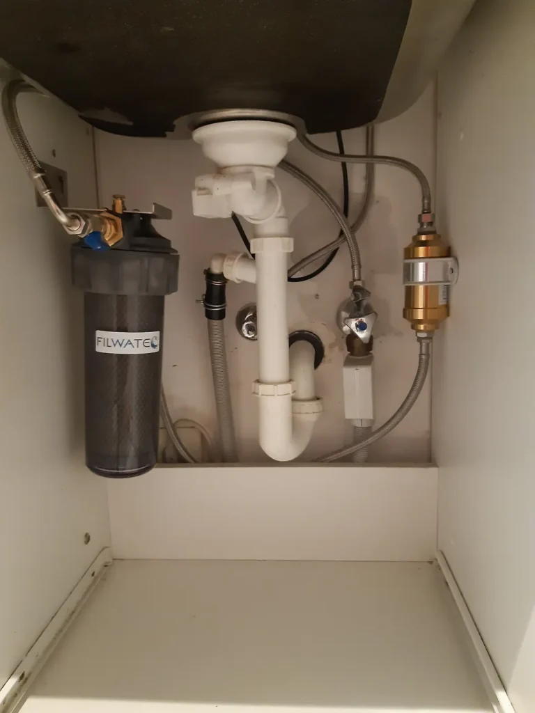 Untertischfilter mit UMH Belebung unter der Küchenspüle in Wien Liesing, eingebaut von Wassertechnik Unger