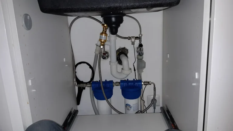 Untertischfilter mit UMH Belebung unter der Küchenspüle in Wien Penzing, eingebaut von Wassertechnik Unger