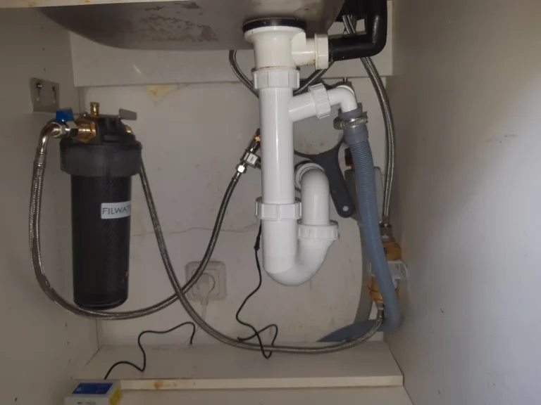 Untertischfilter mit UMH Belebung unter der Küchenspüle in Wiener Neustadt, eingebaut von Wassertechnik Unger
